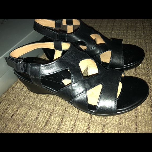 Black short heels - Picture 3 of 6